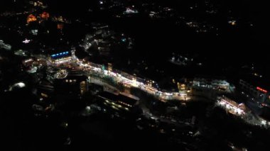 Hindistan 'ın Mussoorie Uttarakhand kentindeki Himalayalar' da günbatımının hava manzarası. Yüksek kalite 4K görüntü