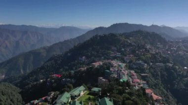 Hindistan 'ın Mussoorie Uttarakhand kentindeki Himalayalar' da günbatımının hava manzarası. Yüksek kalite 4K görüntü