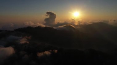 Hindistan 'ın Mussoorie Uttarakhand kentindeki Himalayalar' da günbatımının hava manzarası. Yüksek kalite 4K görüntü