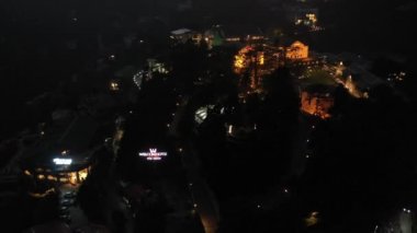 Hindistan 'ın Mussoorie Uttarakhand kentindeki Himalayalar' da günbatımının hava manzarası. Yüksek kalite 4K görüntü