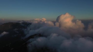 Hindistan 'ın Mussoorie Uttarakhand kentindeki Himalayalar' da günbatımının hava manzarası. Yüksek kalite 4K görüntü