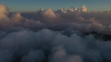 Hindistan 'ın Mussoorie Uttarakhand kentindeki Himalayalar' da günbatımının hava manzarası. Yüksek kalite 4K görüntü