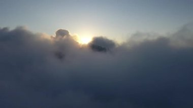 Hindistan 'ın Mussoorie Uttarakhand kentindeki Himalayalar' da günbatımının hava manzarası. Yüksek kalite 4K görüntü