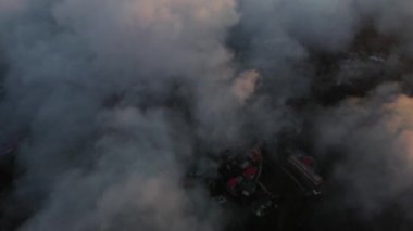 Hindistan 'ın Mussoorie Uttarakhand kentindeki Himalayalar' da günbatımının hava manzarası. Yüksek kalite 4K görüntü