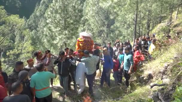 Rudraprayag Uttarakhand India April 2022 村の人々は インドのウッタラーカンド州のヒマラヤ北部で宗教的な祭りを祝う 高品質のフルHd映像 — ストック動画
