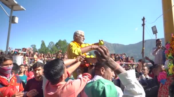 Rudraprayag Uttarakhand Ινδία Απριλίου 2022 Χωριάτες Γιορτάζουν Θρησκευτικό Φεστιβάλ Στα — Αρχείο Βίντεο