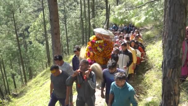Rudraprayag Uttarakhand India April 2022 村の人々は インドのウッタラーカンド州のヒマラヤ北部で宗教的な祭りを祝う 高品質のフルHd映像 — ストック動画