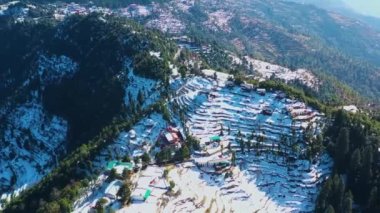 Mussoorie, Uttarakhand Hindistan - 15 Ocak 2022 - karla kaplı ağaç ve tarlalardan oluşan hava manzarası. Mussoorie 'de kar yağışı, Uttarakhand Hindistan. Güzel karla kaplı hava manzarası
