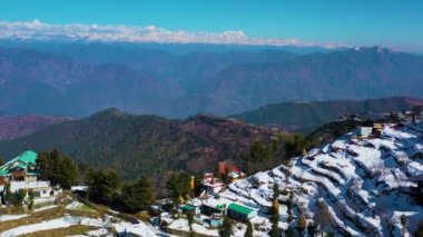 Mussoorie, Uttarakhand Hindistan - 15 Ocak 2022 - karla kaplı ağaç ve tarlalardan oluşan hava manzarası. Mussoorie 'de kar yağışı, Uttarakhand Hindistan. Güzel karla kaplı hava manzarası