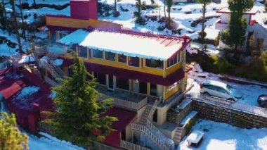 Mussoorie, Uttarakhand Hindistanı- 15 Ocak 2022 - Hava sahaları kar yağışı ve tarlalarla kaplı, gün doğumunda soğuk dağlar. Mussoorie 'de kar yağışı, Uttarakhand Hindistan. Gökyüzü görünümü