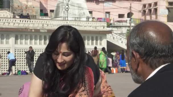 Indyjska Kobieta Tradycyjnej Sukience Indyjskiej Saree Kupuje Kwiaty Modlitwę Holy — Wideo stockowe