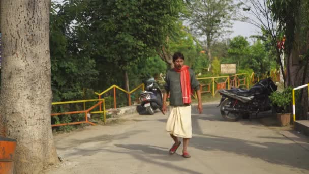 Indisk Mand Tygger Tobak Prøver Snakke Høj Kvalitet Optagelser – Stock-video