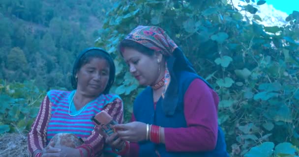 Deux Villageoises Indiennes Regardant Une Vidéo Sur Téléphone Portable Pomme — Video