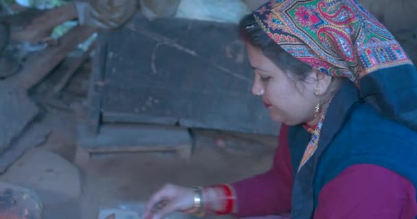 Mulheres Indianas Bonitas Que Trabalham Aldeia Preparando Comida Maçã Alta — Vídeo de Stock