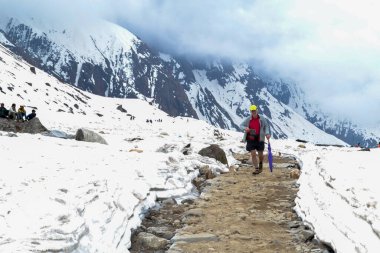 Rudarpray, Uttarakhand, Hindistan, 18 Mayıs 2014, kar altında Kedarnath yürüyüşünden geçen bir yabancı. Kedarnath, Hindistan 'ın Uttarakhand eyaletinde yer alan bir şehirdir.