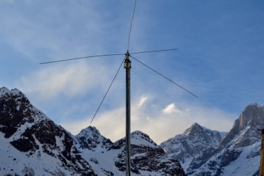 Himalaya Dağı Hindistan 'ında bir anten. Radyo mühendisliğinde, anten veya hava, uzayda yayılan radyo dalgaları arasındaki arayüzdür..