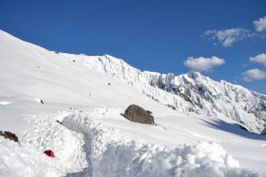 Himalaya 'daki Kedarnath tapınağı yolu karla kaplı. Kedarnath, Hindistan 'ın Uttarakhand eyaletinde yer alan bir şehirdir ve Kedarnath Tapınağı sayesinde önem kazanmıştır..