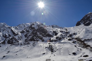 Himalaya Hindistan 'da karla kaplı dağ zirveleri. Büyük Himalayalar veya Büyük Himalayalar muhtemelen Himalaya Sıradağları 'nın en yüksek sıradağlarıdır..