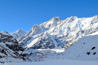 Himalaya Hindistan 'da karla kaplı dağ zirveleri. Büyük Himalayalar veya Büyük Himalayalar muhtemelen Himalaya Sıradağları 'nın en yüksek sıradağlarıdır..