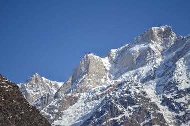 Himalaya Hindistan 'da karla kaplı dağ zirveleri. Büyük Himalayalar veya Büyük Himalayalar muhtemelen Himalaya Sıradağları 'nın en yüksek sıradağlarıdır..