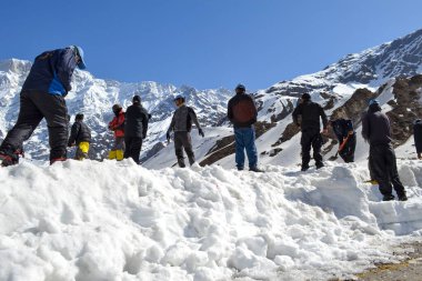 Rudarpray, Uttarakhand, Hindistan, 26 Nisan 2014, kar kaplı Kedarnath tapınağının yolunu açan işçi. Kedarnath, Hindistan 'ın Uttarakhand eyaletinde yer alan bir şehirdir.