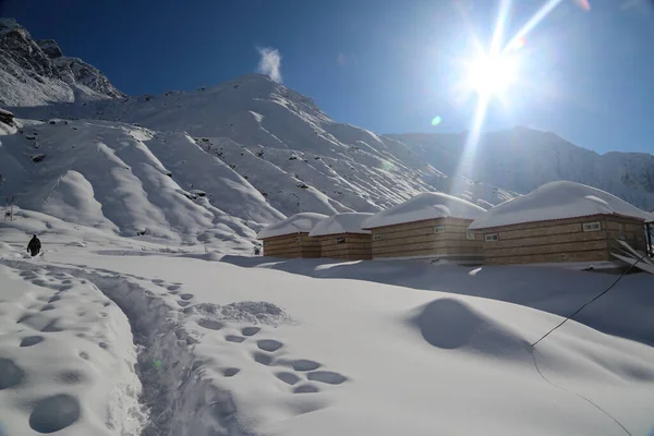 Himalaya Hindistan 'da tepeler ve dağlar karla kaplıydı. Himalayalar, Hindistan 'ın düzlüklerini Tibet Platosu' ndan ayıran Asya 'daki bir sıradağdır..