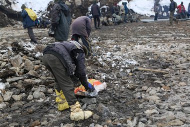 Rudraprayag, Uttarakhand, Hindistan, 12 Aralık 2014, Kedarnath kış mevsiminde yeniden yapılanma. Kedarnath 'daki yeniden yapılanma projesinin temelini Başbakan attı.