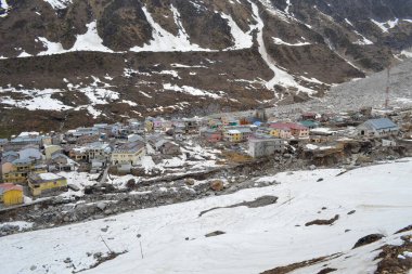 Kedarnath Dham, Kedarpuri, Kedar Nagri karla kaplı. Kedarnath, Hindistan 'ın Uttarakhand eyaletinde yer alan bir şehirdir ve Kedarnath Tapınağı sayesinde önem kazanmıştır. Yüksek kalite fotoğraf
