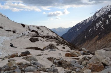 Yukarı Himalaya Hindistan 'daki Kedarnath Vadisi karla kaplı. Kedarnath tapınağı Hindistan 'ın Uttarakhand eyaletinde yer almaktadır. Aşırı hava koşulları nedeniyle, tapınak sadece aylar arasında açıktır.