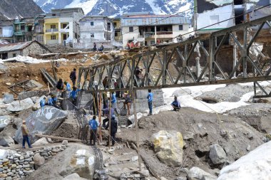 Rudarpray, Uttarakhand, Hindistan, 18 Mayıs 2014, Kedarnath yeniden inşa projesi, felakette hasar gören köprülerin yeniden inşası. Kedarnath Haziran 2013 'te heyelan ve ani seller nedeniyle yıkıldı.