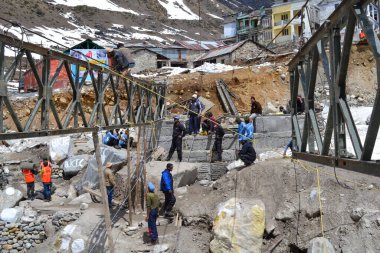 Rudarpray, Uttarakhand, Hindistan, 18 Mayıs 2014, Kedarnath yeniden inşa projesi, felakette hasar gören köprülerin yeniden inşası. Kedarnath Haziran 2013 'te heyelan ve ani seller nedeniyle yıkıldı.