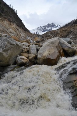 Hindistan 'ın Kedarnath Vadisi' ndeki Mandakini nehir manzarası. Uttarakhand, Hindistan 'daki Kedarnath yakınlarındaki Chorabari Buzulu' ndan Mandakini Nehri yükselir.. 