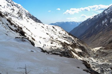 Yukarı Himalaya Hindistan 'daki Kedarnath Vadisi karla kaplı. Kedarnath tapınağı Hindistan 'ın Uttarakhand eyaletinde yer almaktadır. Aşırı hava koşulları nedeniyle, tapınak sadece aylar arasında açıktır.