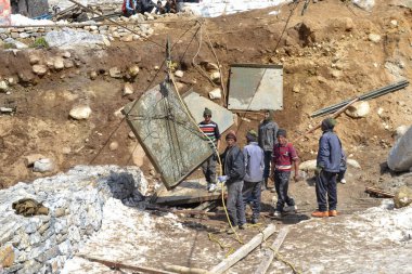 Rudarpray, Uttarakhand, Hindistan, 18 Mayıs 2014, Kedarnath yeniden inşa projesi, felakette hasar gören köprülerin yeniden inşası. Kedarnath Haziran 2013 'te heyelan ve ani seller nedeniyle yıkıldı.