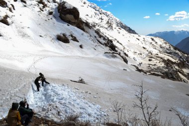 Rudarpray, Uttarakhand, Hindistan, 26 Nisan 2014, kar kaplı Kedarnath tapınağının yolunu açan işçi. Kedarnath, Hindistan 'ın Uttarakhand eyaletinde yer alan bir şehirdir.