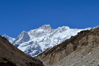 Himalaya 'da bir grup tepe ve dağ. Şehrin ve Kedarnath tapınağının arkasında görkemli Kedarnath zirvesi 6940 metre ve Kedar Kubbesi 6.831 metre yüksekte duruyor..