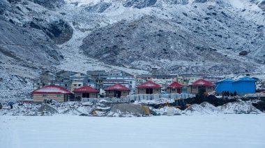 Kedarnath Dham, Kedarpuri, Hindistan 'da kar yağdı. Kedarnath, Hindistan 'ın Uttarakhand eyaletinde yer alan bir şehirdir ve Kedarnath Tapınağı sayesinde önem kazanmıştır..