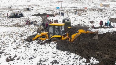 Rudarpray, Uttarakhand, Hindistan, 9 Eylül 2014, Kedarnath rekonstrüksiyonunda kar yağışı yapan JCB makinesi. Hükümet, Kedarnath tapınağı için hasar gören bir yeniden yapılanma planı hazırladı.