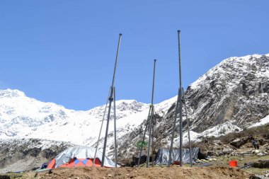 Kedarnath projesinde telekomünikasyon kuleleri inşa ediliyor. Hükümet, 2013 'teki sel felaketinde hasar gören Kedarnath tapınağı bölgesi için bir yeniden yapılanma planı yaptı..