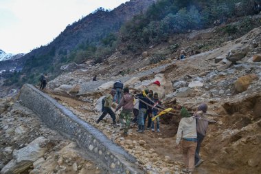 Rudarpray, Uttarakhand, Hindistan, 26 Nisan 2014, Kedarnath faciasında hasar gören yolu onaran işçi. Kedarnath Haziran 2013 'te çok sayıda hacının hayatını kaybettiği yıkıcı bir felaketle karşı karşıya kaldı.