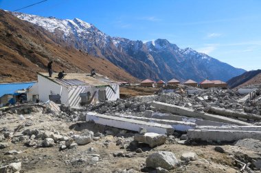 Uttarakhand 'da Kedarnath' ın yeniden inşası için yıkılan binalar. Hükümet, 2013 'teki sel felaketinde hasar gören Kedarnath tapınağı bölgesi için yeniden yapılanma planı hazırladı..