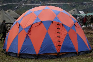 Çadır, yürüyüş, Himalaya 'da macera. Himalayalar, dünyanın en yüksek ve en büyük sıradağlarından biridir. Gezgin ruhlar için kucağında saklanan bir sürü macera sunar.. 