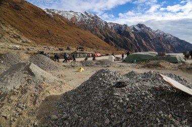 Rudraprayag, Uttarakhand, Hindistan, 12 Aralık 2014, Kedarnath kış mevsiminde yeniden yapılanma. Kedarnath 'daki yeniden yapılanma projesinin temelini Başbakan attı.