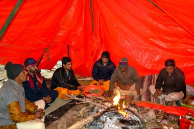 Rahip, Kedarnath yeniden inşa çalışmasından önce Havan 'ı icra ediyor. Kedarnath 'daki yeniden yapılanma projesinin temelini 2017 yılında Başbakan attı..