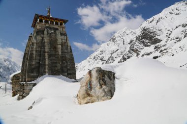 Kedarnath tapınağı, karla kaplı bir mabet. Kedarnath tapınağı Shiva 'ya adanmış bir Hindu tapınağıdır. Mandakini nehri yakınlarındaki Garhwal Himalaya Dağları 'nda..