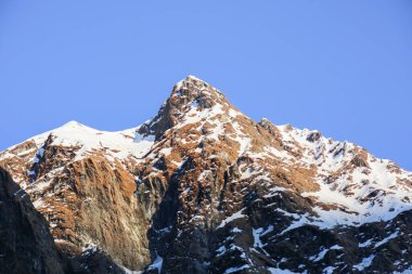 Dağ, Himalaya, güneş ışınları, manzara. Büyük Himalayalar veya Büyük Himalayalar Himalaya Sıradağları 'nın en yüksek sıradağlarıdır. Yüksek kalite fotoğraf