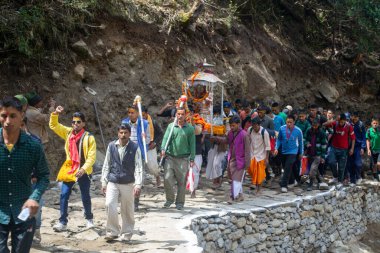 Rudarpray, Uttarakhand, Hindistan, 18 Mayıs 2014, Pilgrimler Lord Shiva putuyla Kedarnath tapınağına gidiyorlar. Kedarnath tapınağı Shiva 'ya adanmış bir Hindu tapınağıdır. Himalaya 'nın Garhwal çiftliğinde.