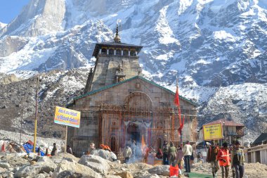 Rudarpray, Uttarakhand, Hindistan, 18 Mayıs 2014, Kedarnath tapınağı felaketten sonra hacılar için yeniden açıldı. Kedarnath Mandir, Shiva 'ya adanmış bir Hindu tapınağıdır. Himalaya yakınlarındaki Garhwal çiftliğinde.