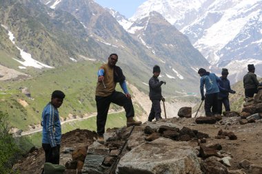 Rudarpray, Uttarakhand, Hindistan, 12 Haziran 2014, Kedarnath yeniden yapılanma projesinde çalışan İşçi Partisi. Hükümet, 2013 'teki sel felaketinde hasar gören Kedarnath tapınağı bölgesi için yeniden yapılanma planı hazırladı.