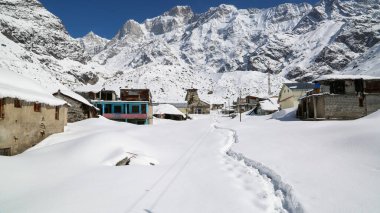 Kedarnath Tapınağı karlarla kaplı. Kedarnath tapınağı Shiva 'ya adanmış bir Hindu tapınağıdır. Mandakini nehrinin yakınındaki Garhwal Himalaya Dağları 'nda. Yüksek kalite fotoğraf